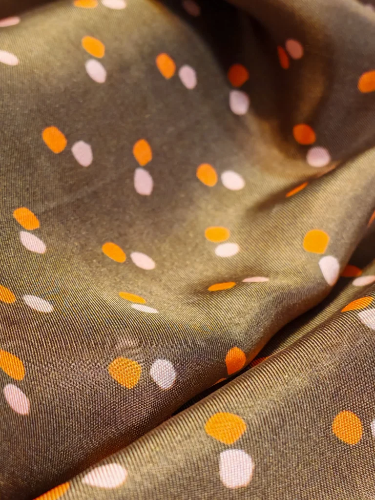 Textură de mătase naturală 100% tip Twill, imprimeu cu buline ivoir și portocaliu pe fond maro, material fin pentru rochii și bluze, import Grecia