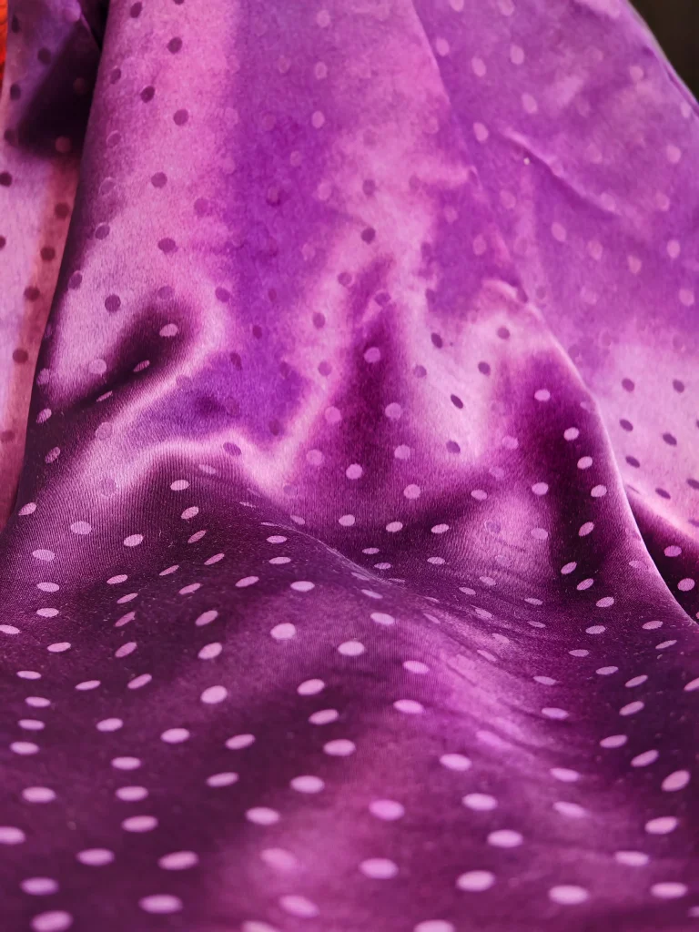Material din mătase naturală satinată cu efect lucios, imprimeu tip buline țesute, nu imprimate, culoare mov intens
