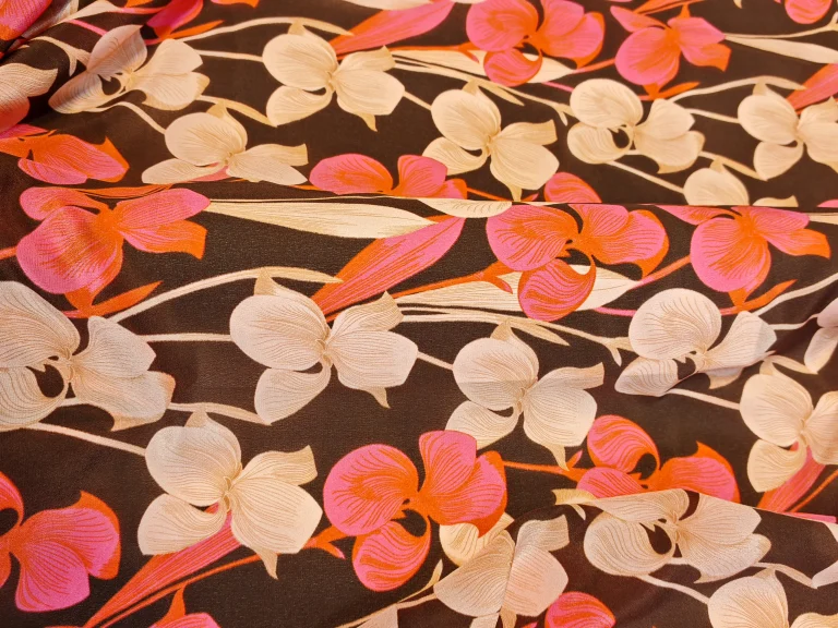 Țesătură din mătase naturală 100% tip Crepe de Chine, culoare burgundy cu imprimeu floral de orhidee roz și ivoire, material fin pentru rochii, bluze și fuste, lățime 140 cm, import Italia