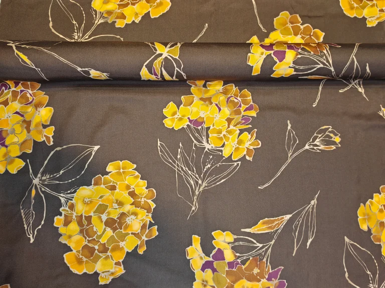 Țesătură din mătase mată cu model floral de hortensii portocalii și mov pe fond maro, material fin pentru rochii, bluze și fuste, lățime 140 cm, import Italia