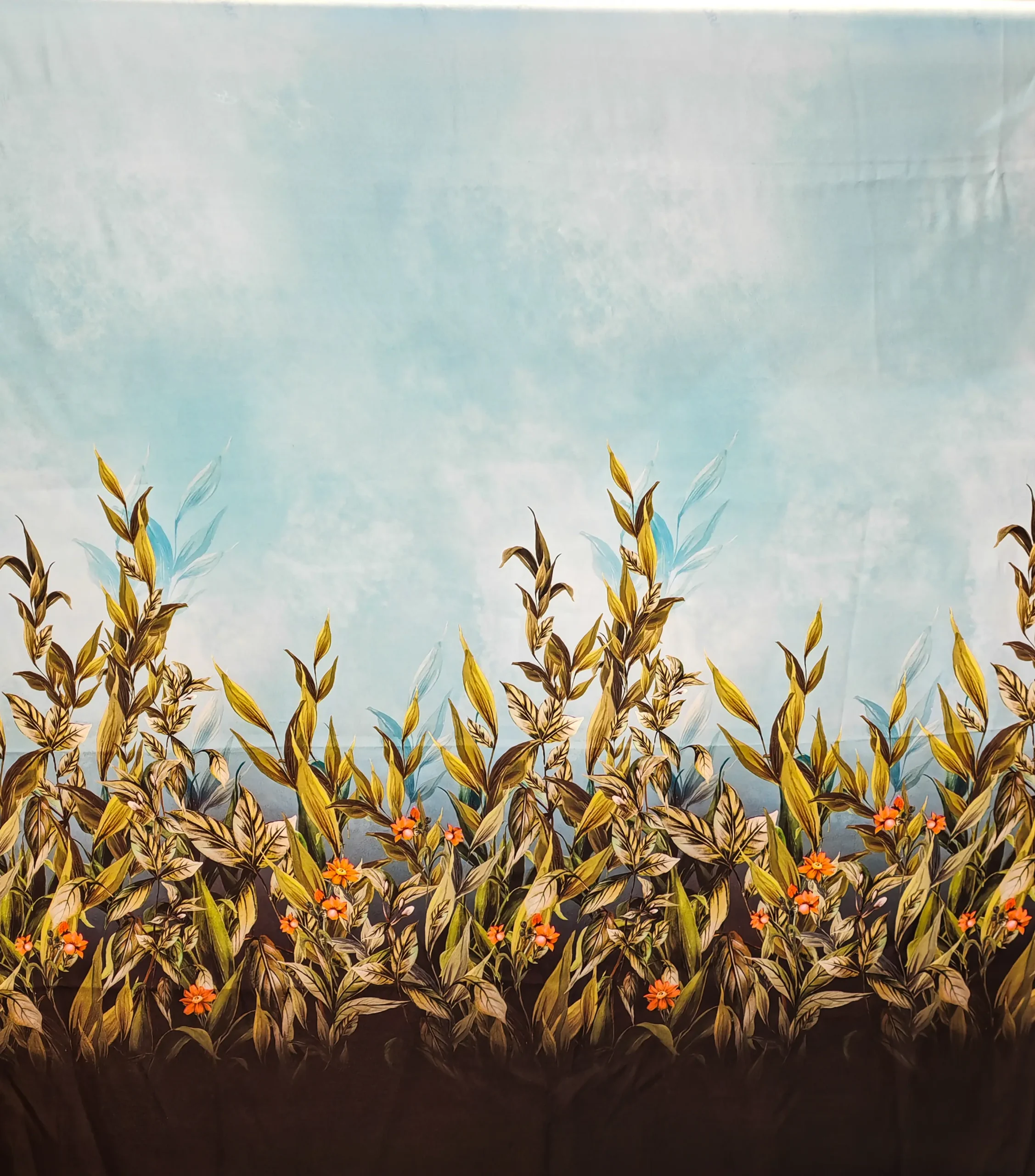 Panou din mătase naturală 95% cu elastan 5%, imprimat mat, cu bordură albastru închis spre negru și flori pe fond bleo ciel, dimensiuni 140 x 138 cm, ideal pentru rochii, bluze și pantaloni eleganți