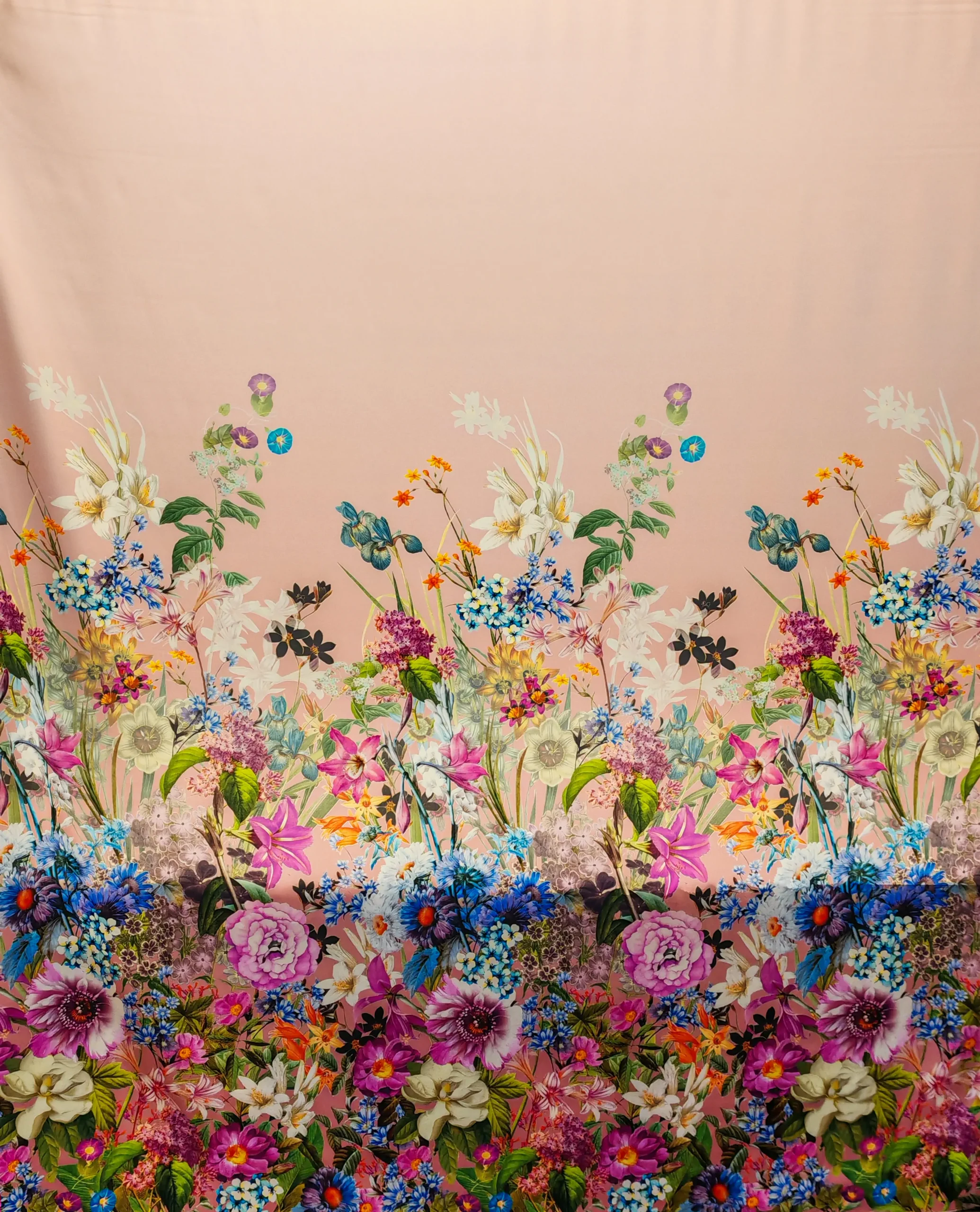 Panou din mătase naturală 95% cu elastan 5%, imprimat mat, cu bordură florală multicoloră pe fond roz, dimensiuni 140 x 148 cm, ideal pentru rochii, bluze, fuste și pantaloni palazzo eleganți