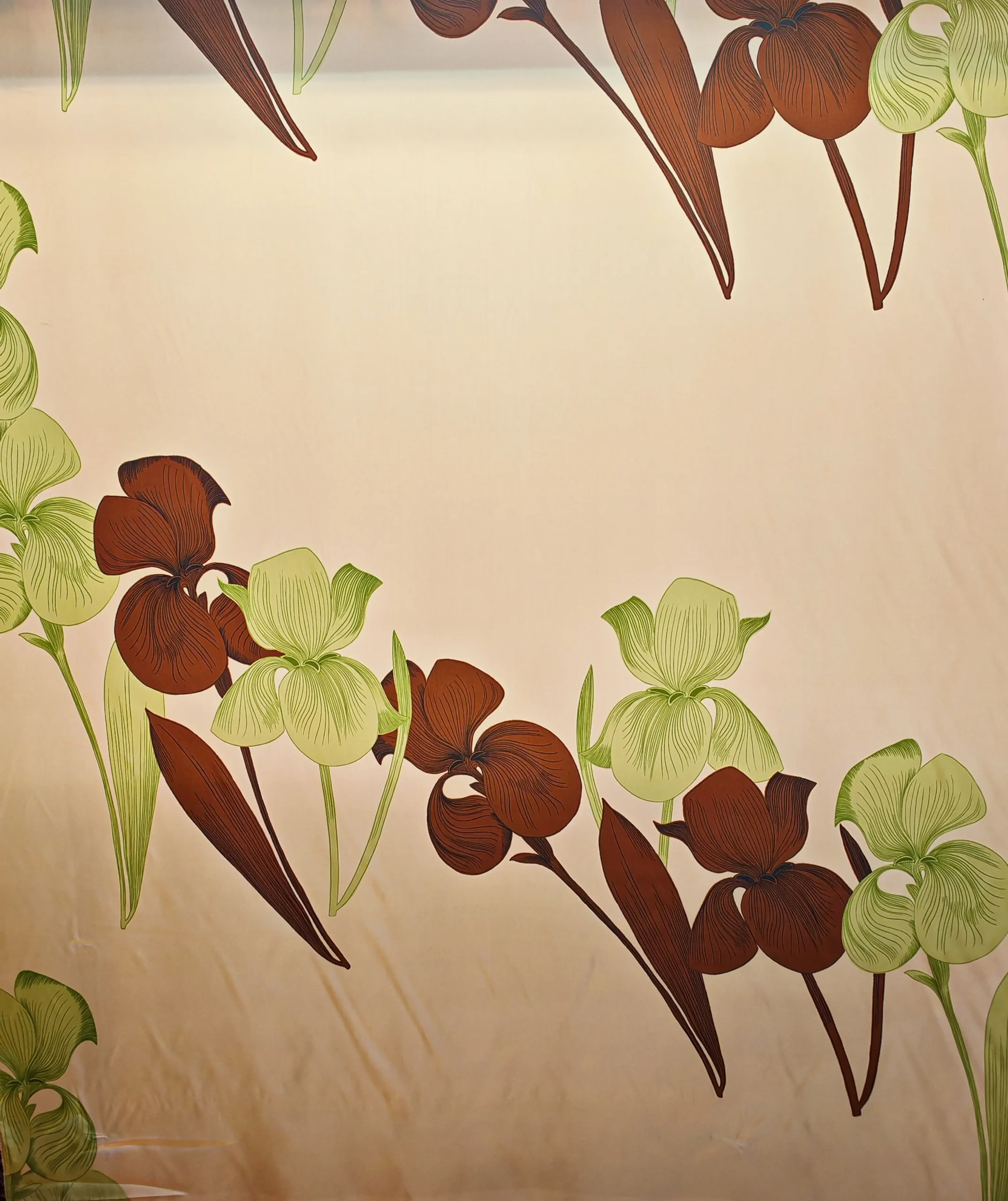 Panou din mătase naturală 100% tip Twill, imprimat cu orhidee și frunze verzi și maro pe fond culoarea untului, dimensiuni 140 x 150 cm, ideal pentru rochii, bluze, fuste și pantaloni palazzo eleganți