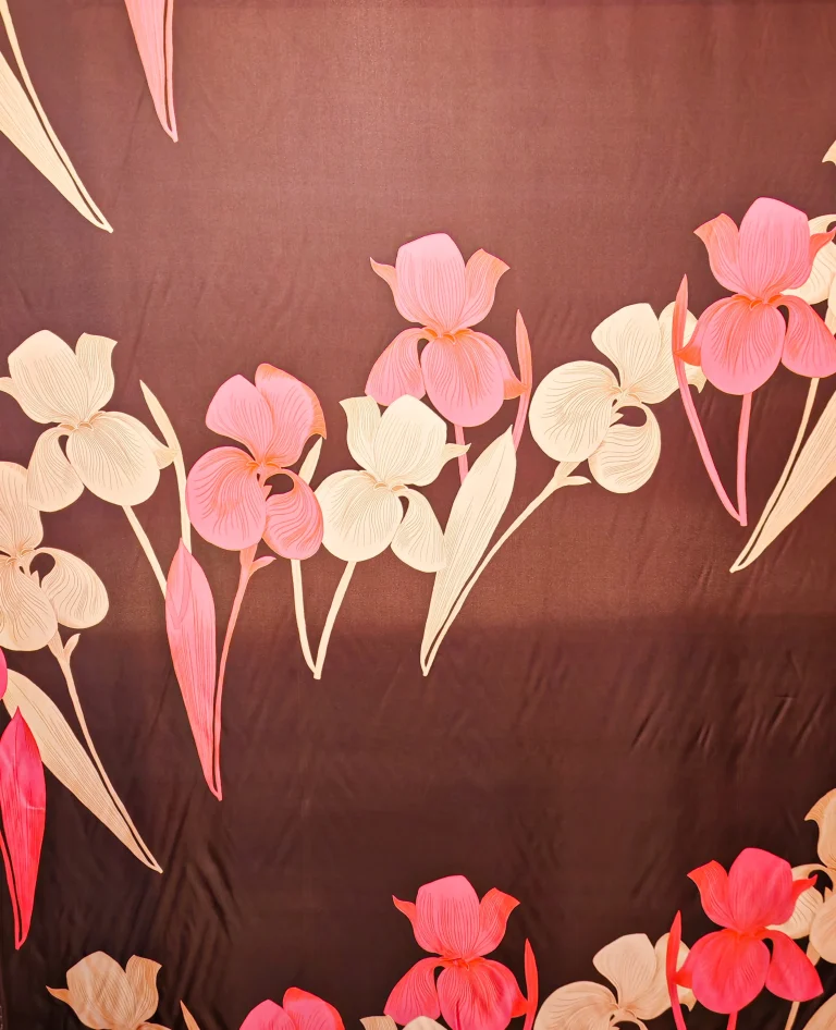 Panou din mătase naturală 100% tip Twill, imprimat cu orhidee și frunze roz și burgundy pe fond burgundy închis, dimensiuni 140 x 150 cm, ideal pentru rochii, bluze, fuste și pantaloni palazzo eleganți