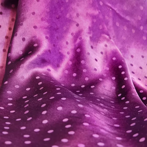 Material din mătase naturală satinată cu efect lucios, imprimeu tip buline țesute, nu imprimate, culoare mov intens