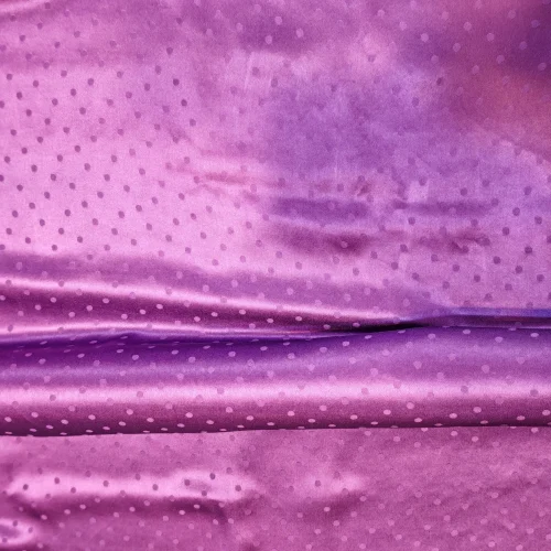 Țesătură din mătase naturală satinată mov închis, cu buline țesute, ideală pentru rochii, fuste, salopete și bluze elegante