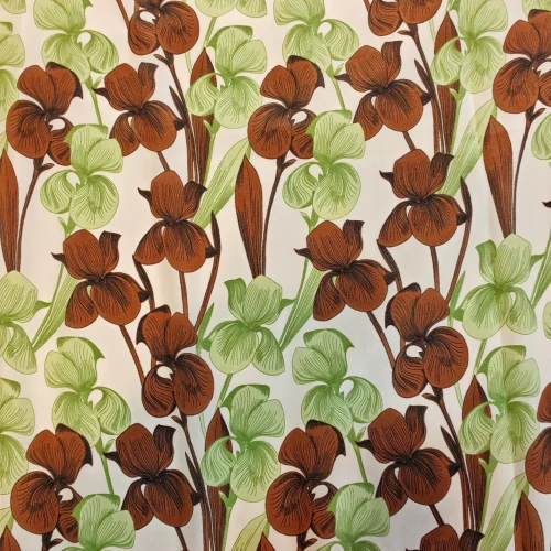 Țesătură din mătase naturală 100% tip Crepe de Chine, cu imprimeu floral de orhidee verzi și maro pe fond alb, material fin pentru rochii, bluze și fuste, lățime 140 cm, import Italia