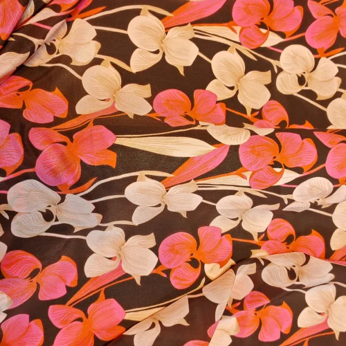 Țesătură din mătase naturală Crepe de Chine, cu model repetitiv orientat pe lungimea materialului, orhidee roz și ivoire pe fond burgundy, ideală pentru rochii și salopete elegante
