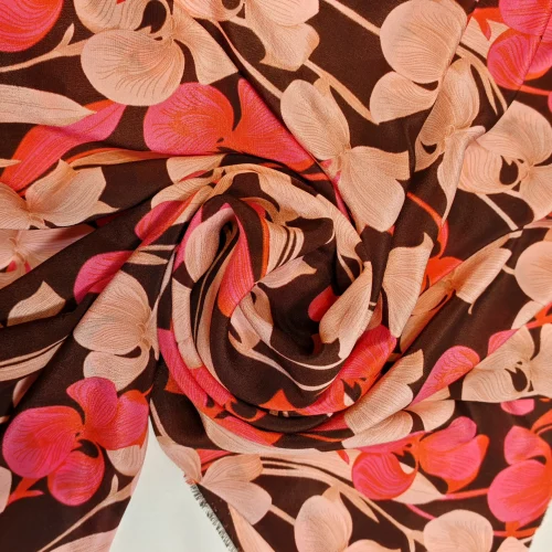 Detaliu de țesătură din mătase naturală Crepe de Chine, textură ușor ondulată, imprimeu floral cu orhidee roz și ivoire pe fundal burgundy, cădere fluidă