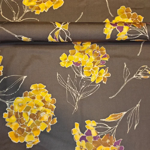 Țesătură din mătase mată cu model floral de hortensii portocalii și mov pe fond maro, material fin pentru rochii, bluze și fuste, lățime 140 cm, import Italia