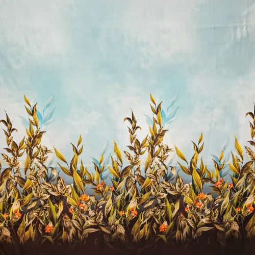 Panou din mătase naturală 95% cu elastan 5%, imprimat mat, cu bordură albastru închis spre negru și flori pe fond bleo ciel, dimensiuni 140 x 138 cm, ideal pentru rochii, bluze și pantaloni eleganți