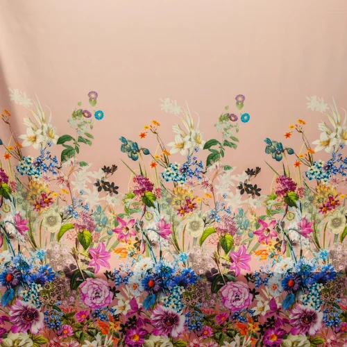 Panou din mătase naturală 95% cu elastan 5%, imprimat mat, cu bordură florală multicoloră pe fond roz, dimensiuni 140 x 148 cm, ideal pentru rochii, bluze, fuste și pantaloni palazzo eleganți