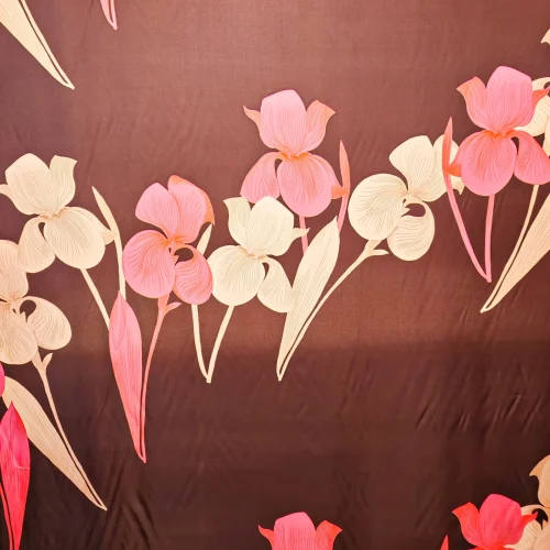 Panou din mătase naturală 100% tip Twill, imprimat cu orhidee și frunze roz și burgundy pe fond burgundy închis, dimensiuni 140 x 150 cm, ideal pentru rochii, bluze, fuste și pantaloni palazzo eleganți